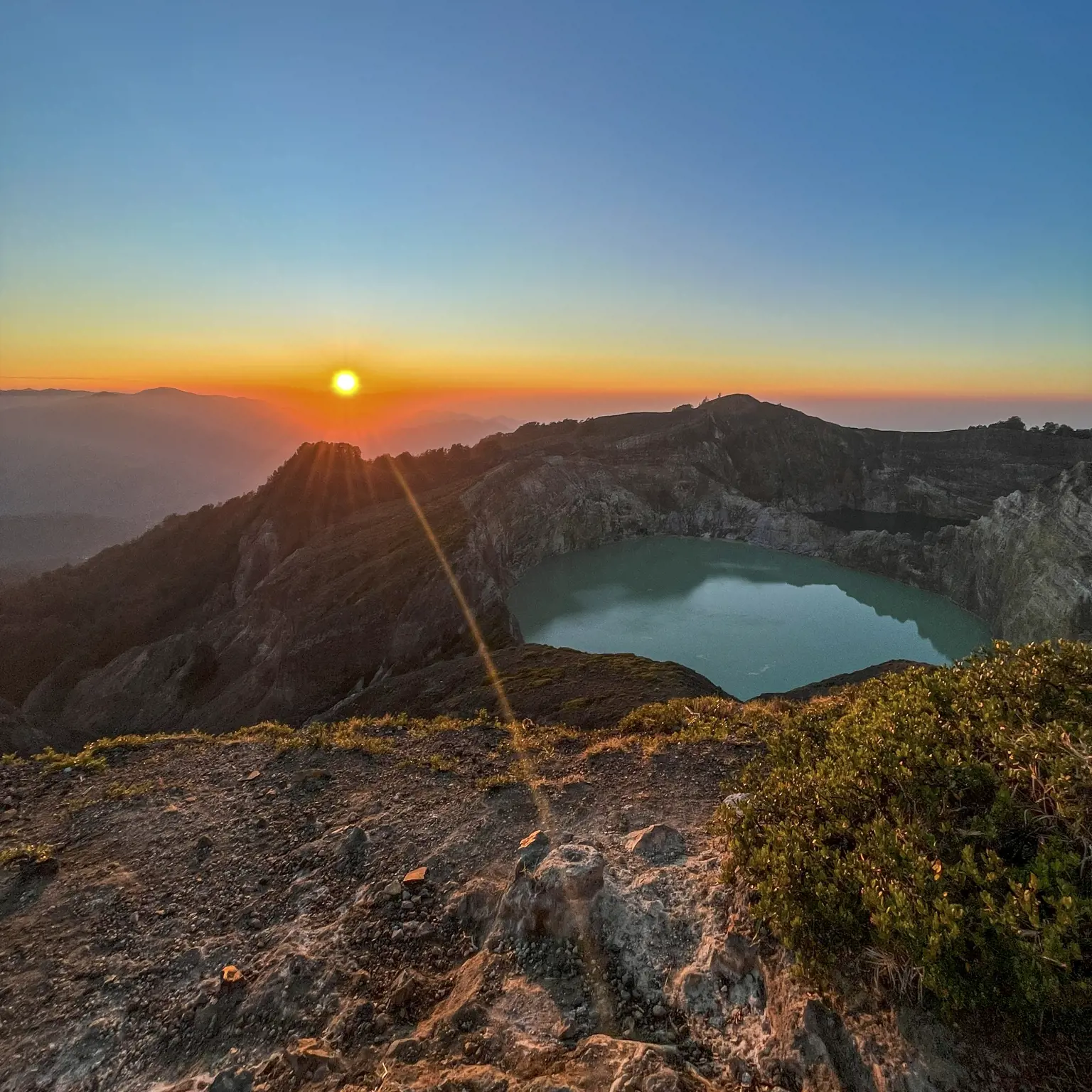 Sonnenaufgang am Kelimutu Vulkan